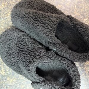 CROCS Women's Black Fuzzy Lined Slippers